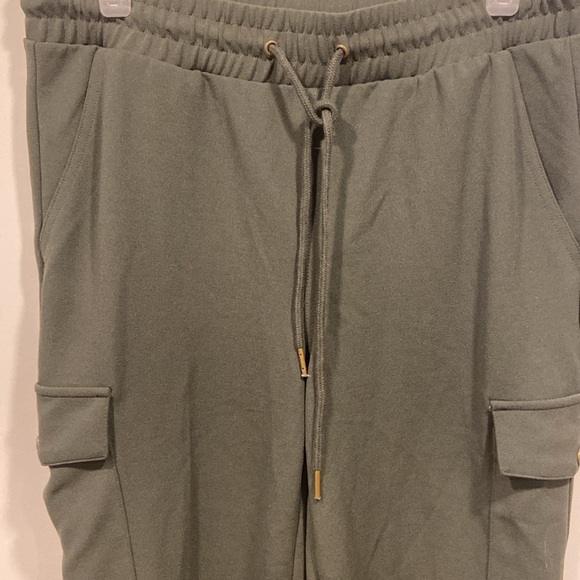 Green pants - Picture 2 of 5